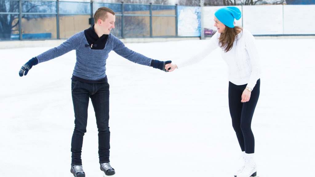 couple patinant sur la glace