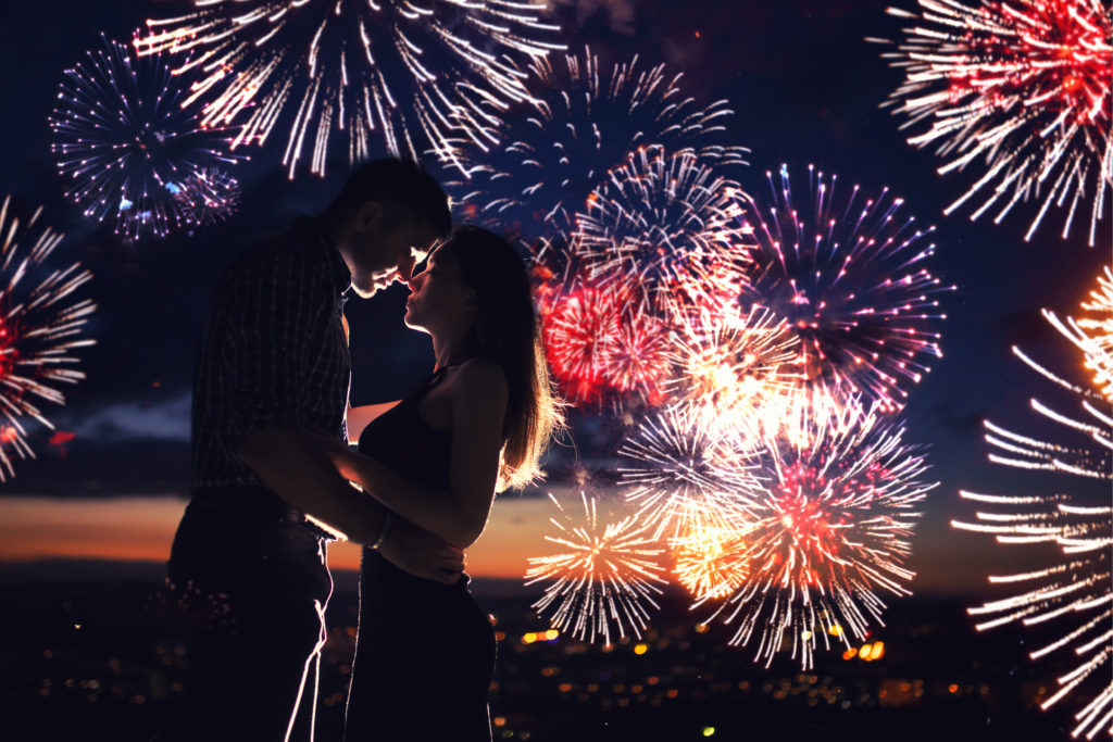 couple amoureux avec feux d'artifice