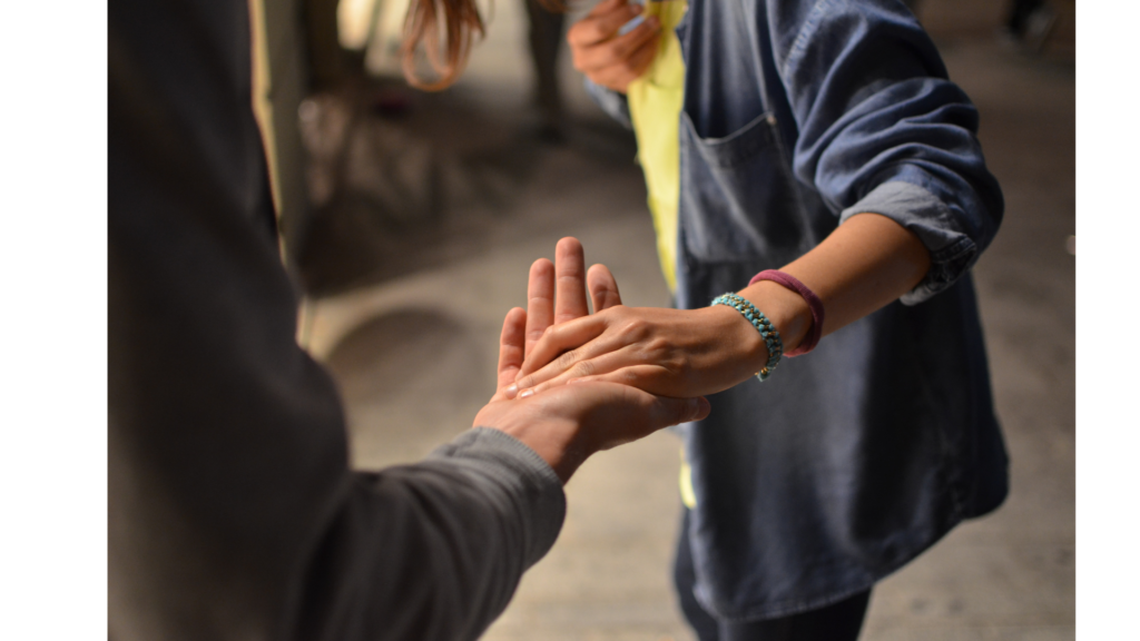 Couple qui se tient la main en signe de réconciliation